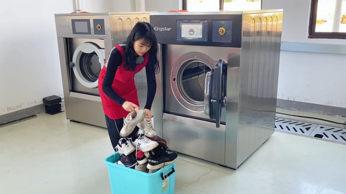 Jenis Kasut Sesuai untuk Mesin Basuh: Kaedah Pembersihan Khusus & Persediaan Program